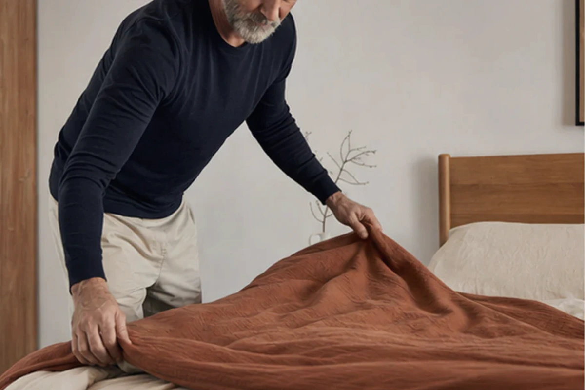 Ruhiger Alltagsmoment zum Ratgeber Ganzjahresdecke für Bauchschläfer nach einer bewussten Entscheidung rund um Bauchlage