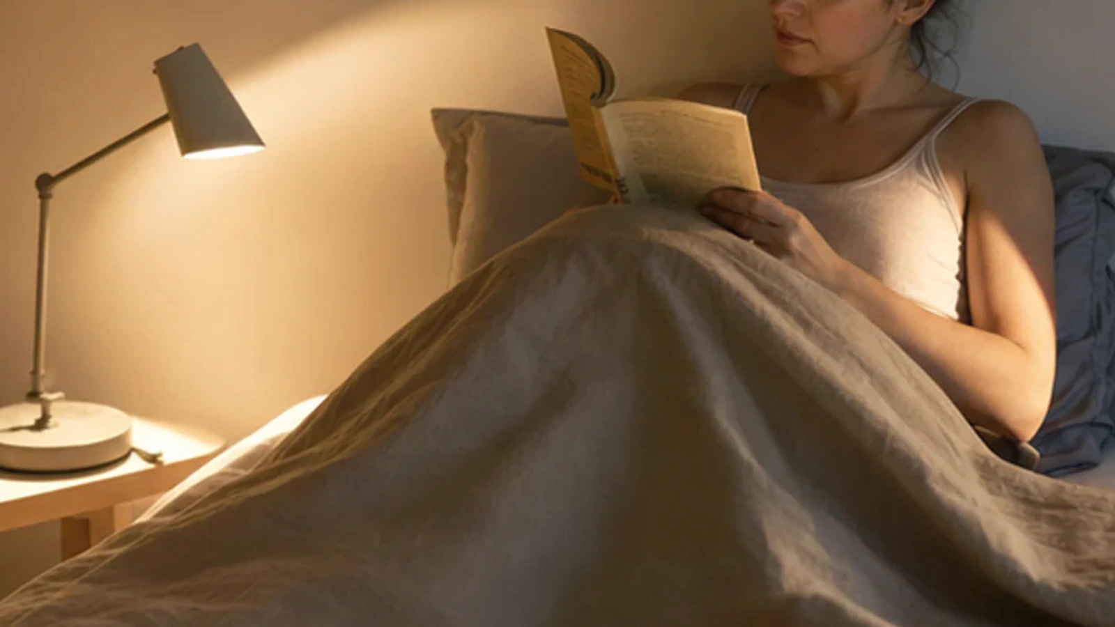 Ruhige Schlafszene zum Ratgeber Ganzjahresdecke Premium