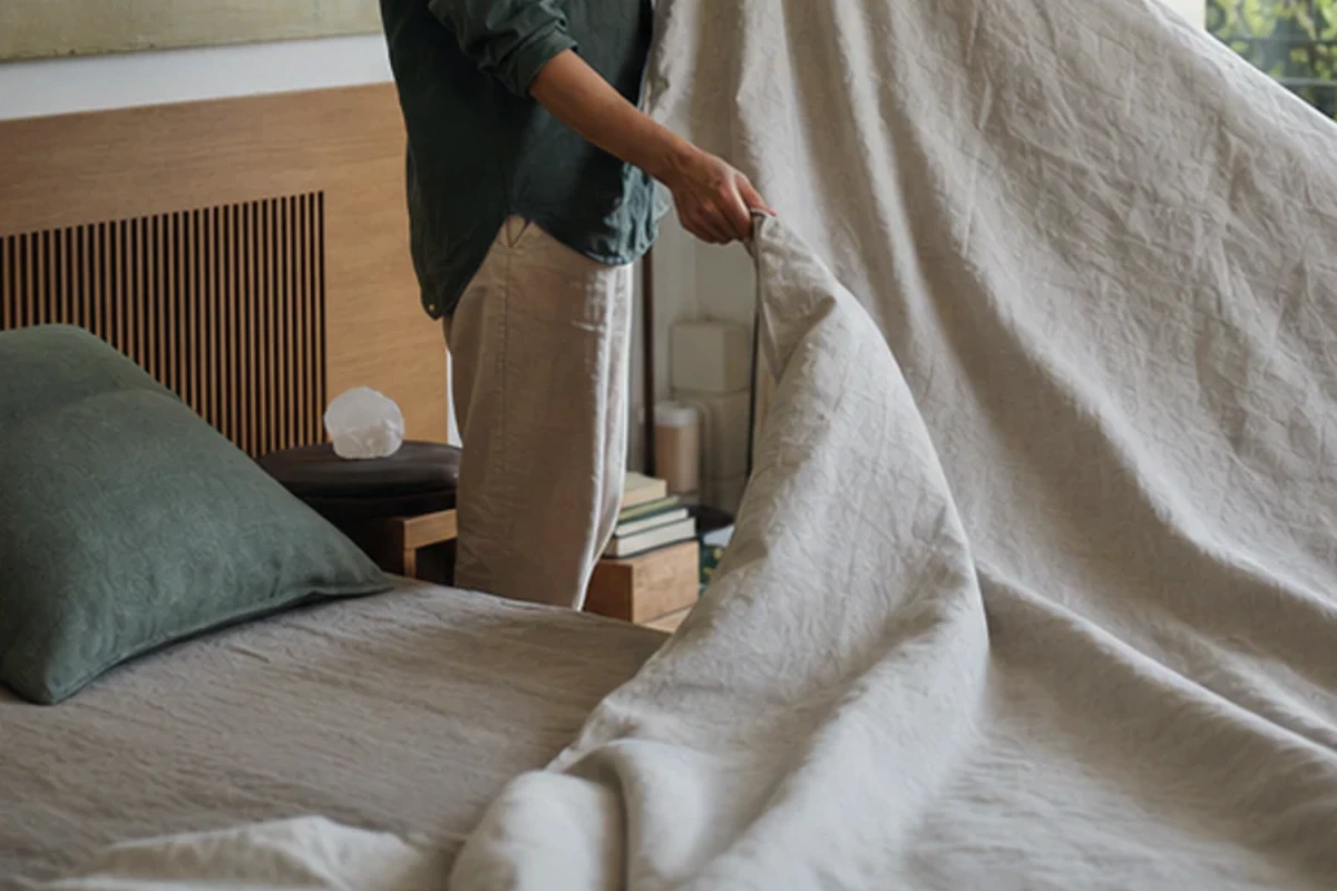 Ruhiger Alltagsmoment zum Ratgeber Memory-Foam-Kissen gegen Schwitzen nach einer bewussten Entscheidung rund um Temperatur