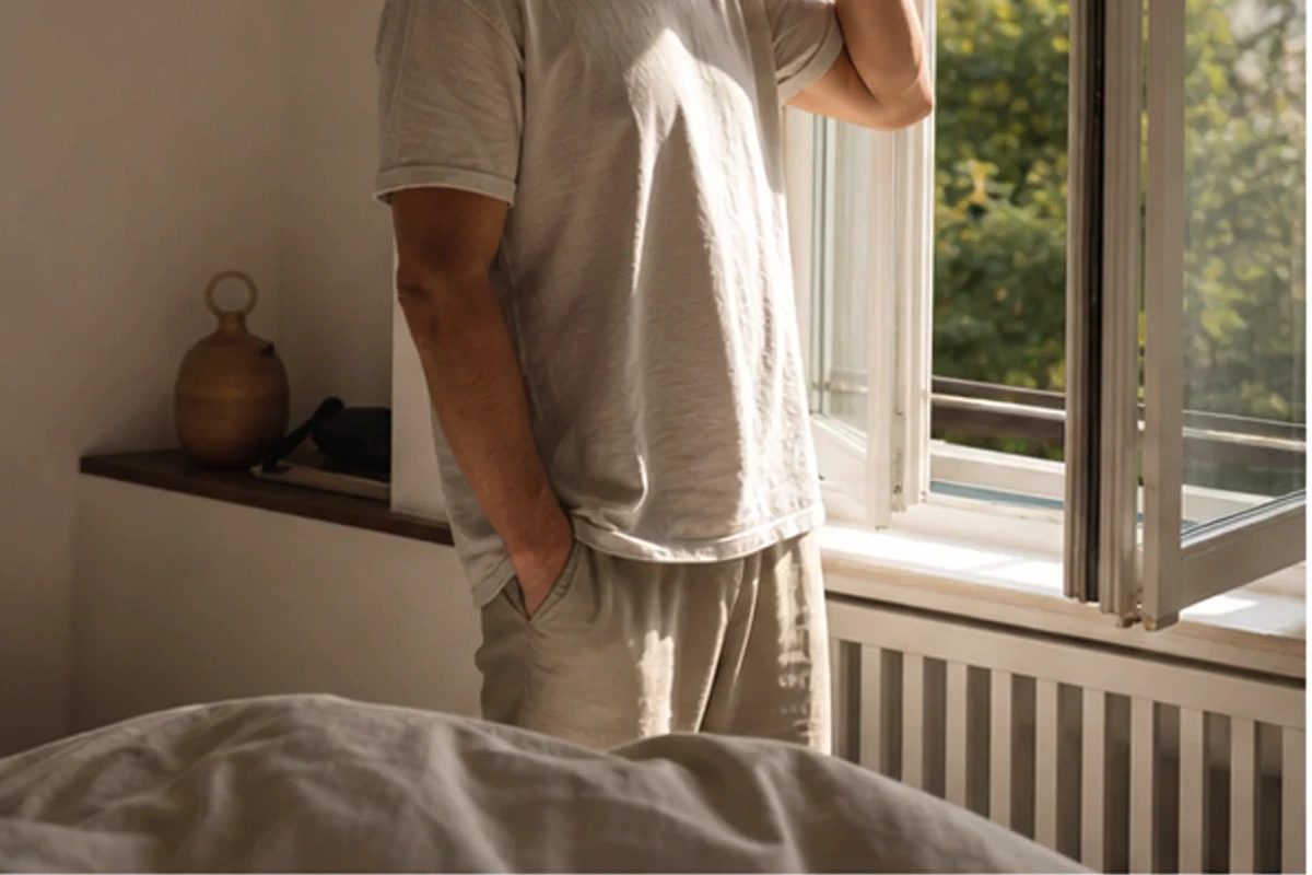 Authentischer Handgriff im Schlafalltag zu Memory-Foam-Kissen Vor- und Nachteile mit Blick auf Höhe