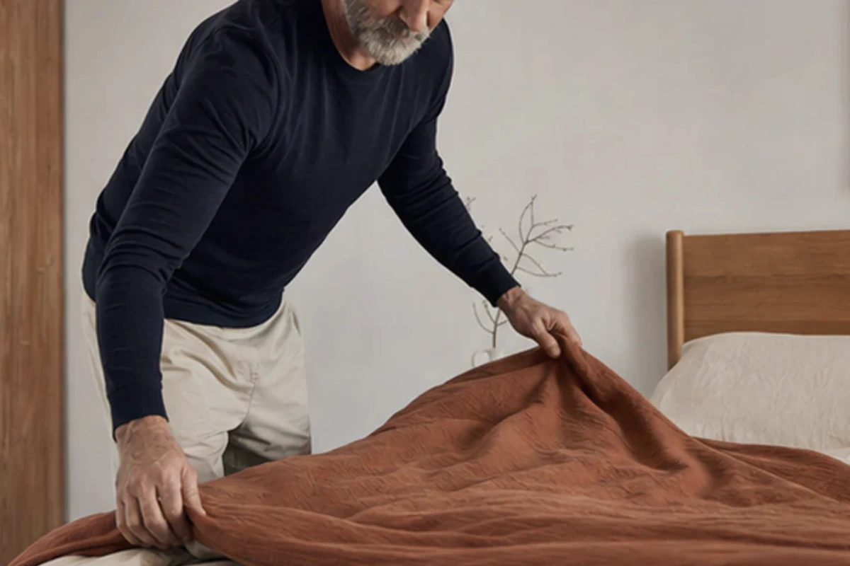 Ruhiger Alltagsmoment zum Ratgeber Naturmatratze für Bauchschläfer nach einer bewussten Entscheidung rund um Bauchlage