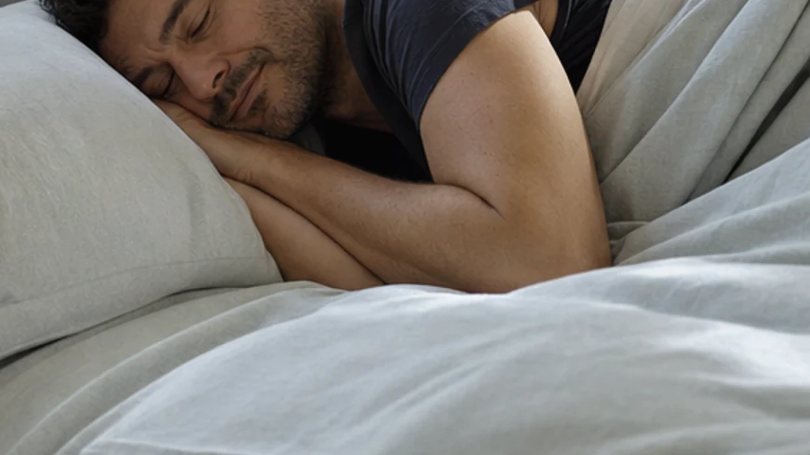 Ruhige Schlafszene zum Ratgeber Jetlag für Seitenschläfer