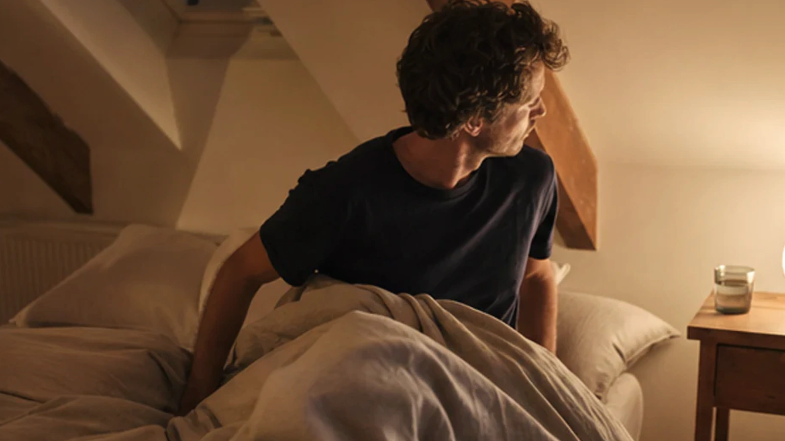 Ruhige Schlafszene zum Ratgeber Morgenroutine bei Stress