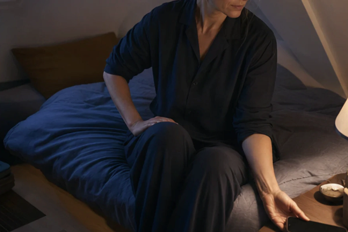 Ruhiger Alltagsmoment zum Ratgeber Morgenroutine wissenschaftlich erklärt nach einer bewussten Entscheidung rund um Wissen