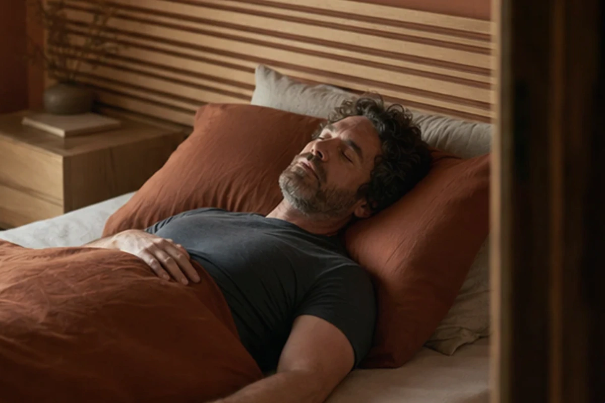 Authentischer Handgriff im Schlafalltag zu Powernap im Winter mit Blick auf Rhythmus