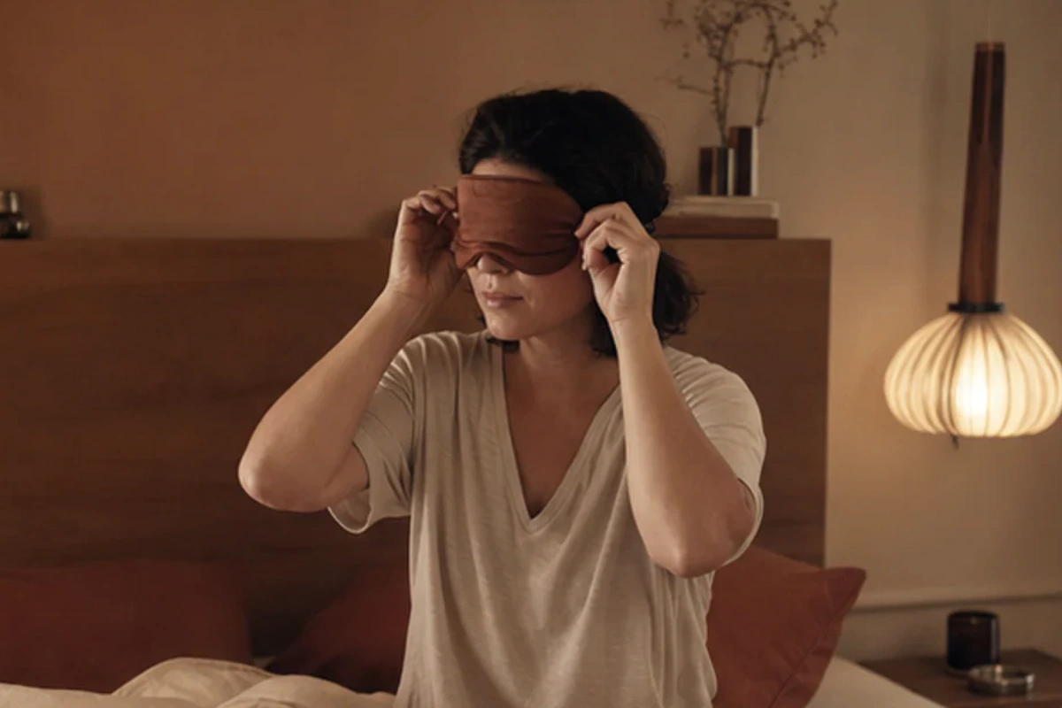 Authentischer Handgriff im Schlafalltag zu Memory-Foam-Schlafmaske für Allergiker mit Blick auf Lichtdichtheit
