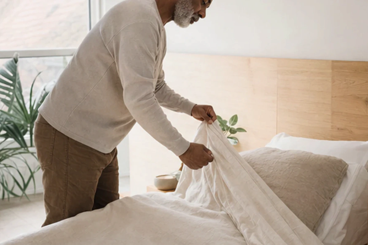 Ruhiger Alltagsmoment zum Ratgeber Memory-Foam-Schlafmaske für Seitenschläfer nach einer bewussten Entscheidung rund um Seitenlage