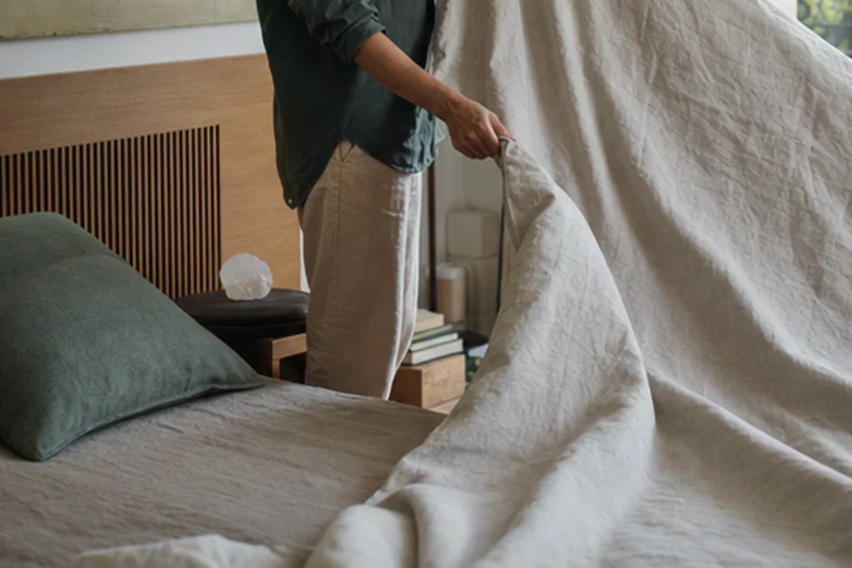 Ruhiger Alltagsmoment zum Ratgeber Memory-Foam-Schlafmaske Kaufberatung nach einer bewussten Entscheidung rund um Entscheidung