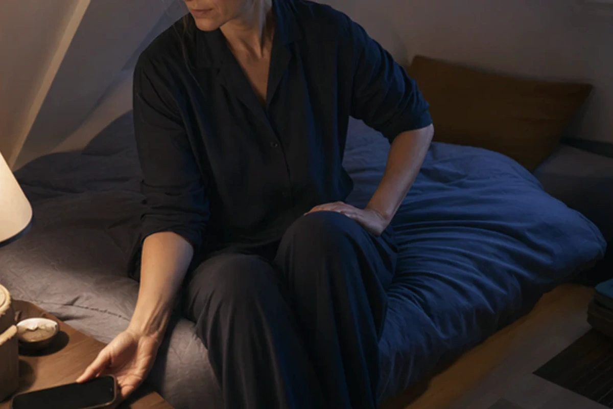 Ruhiger Alltagsmoment zum Ratgeber Schlafposition bei Schulterdruck bei Stress nach einer bewussten Entscheidung rund um Stress