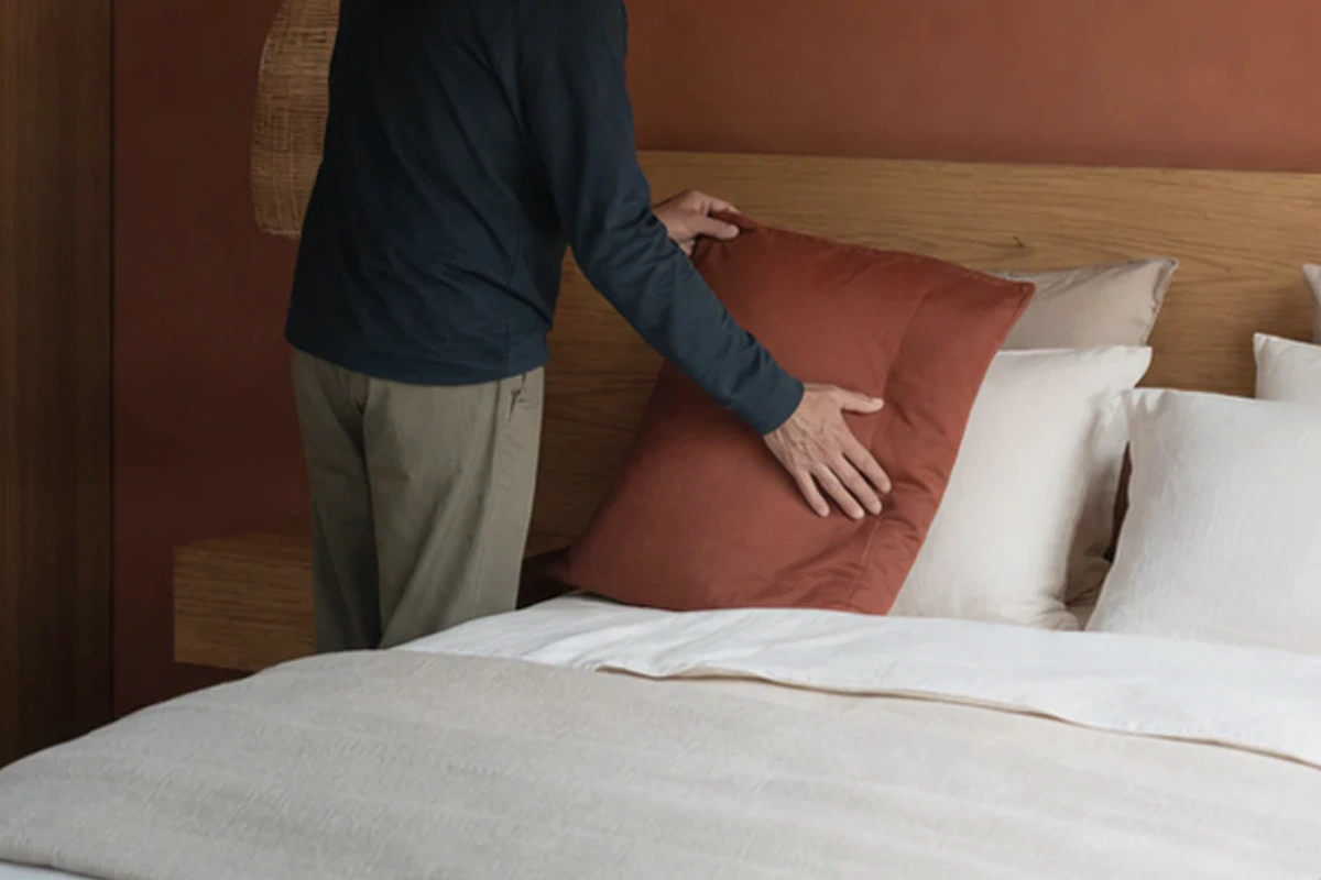 Ruhiger Alltagsmoment zum Ratgeber allergikerfreundliches Schlafzimmer Hausmittel nach einer bewussten Entscheidung rund um Hausmittel