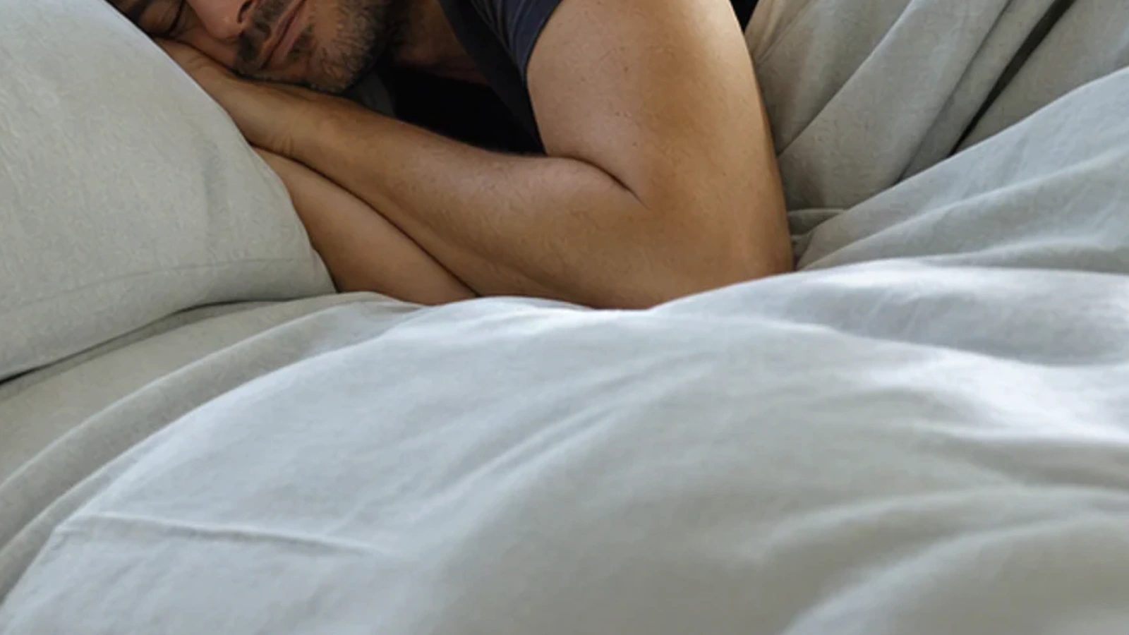 Ruhige Schlafszene zum Ratgeber allergikerfreundliches Schlafzimmer Kaufberatung