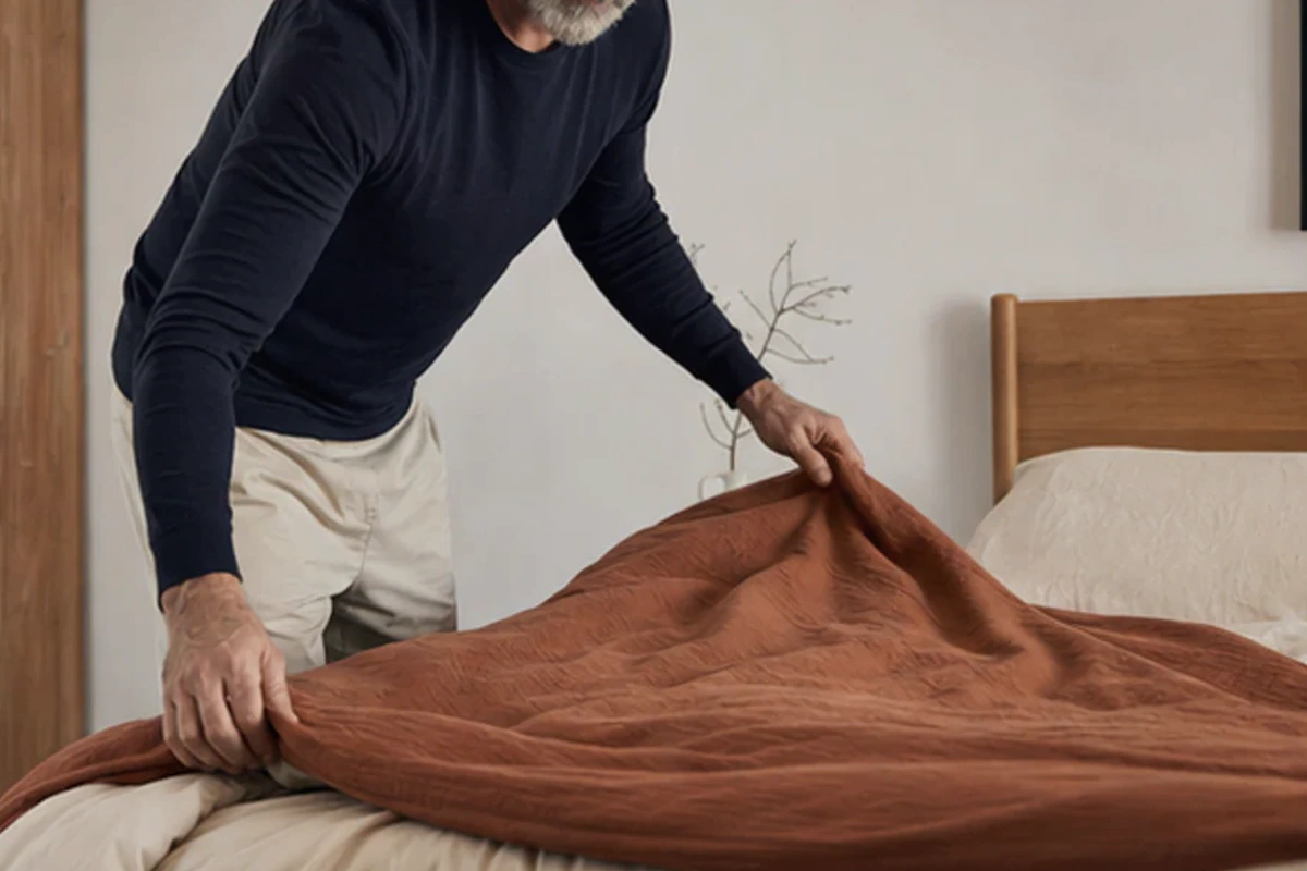 Ruhiger Alltagsmoment zum Ratgeber allergikerfreundliches Schlafzimmer senken nach einer bewussten Entscheidung rund um Reduktion