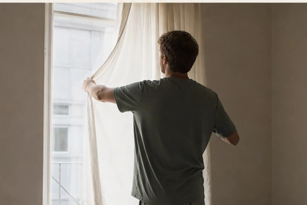 Ruhiger Alltagsmoment zum Ratgeber Boxspringbett für schwere Personen nach einer bewussten Entscheidung rund um Körpergewicht