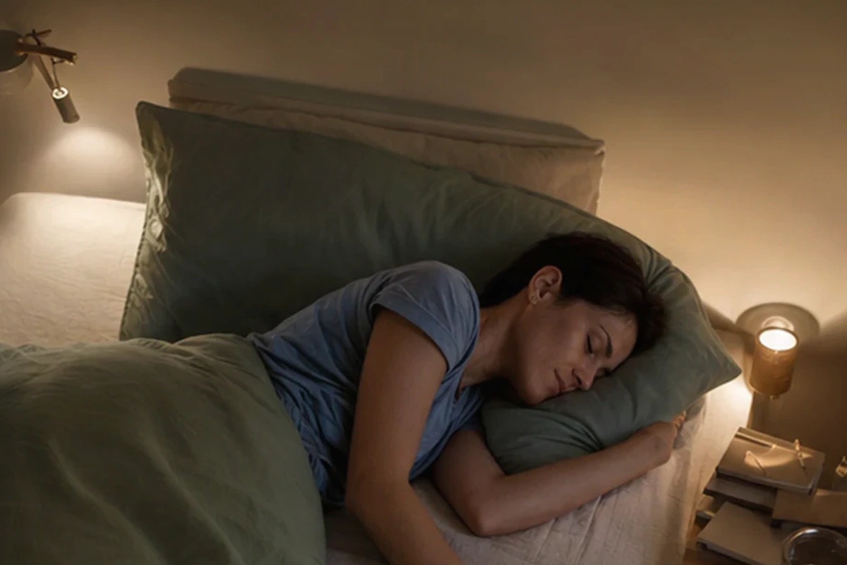 Ruhiger Alltagsmoment zum Ratgeber Massivholzbett reinigen nach einer bewussten Entscheidung rund um Pflege