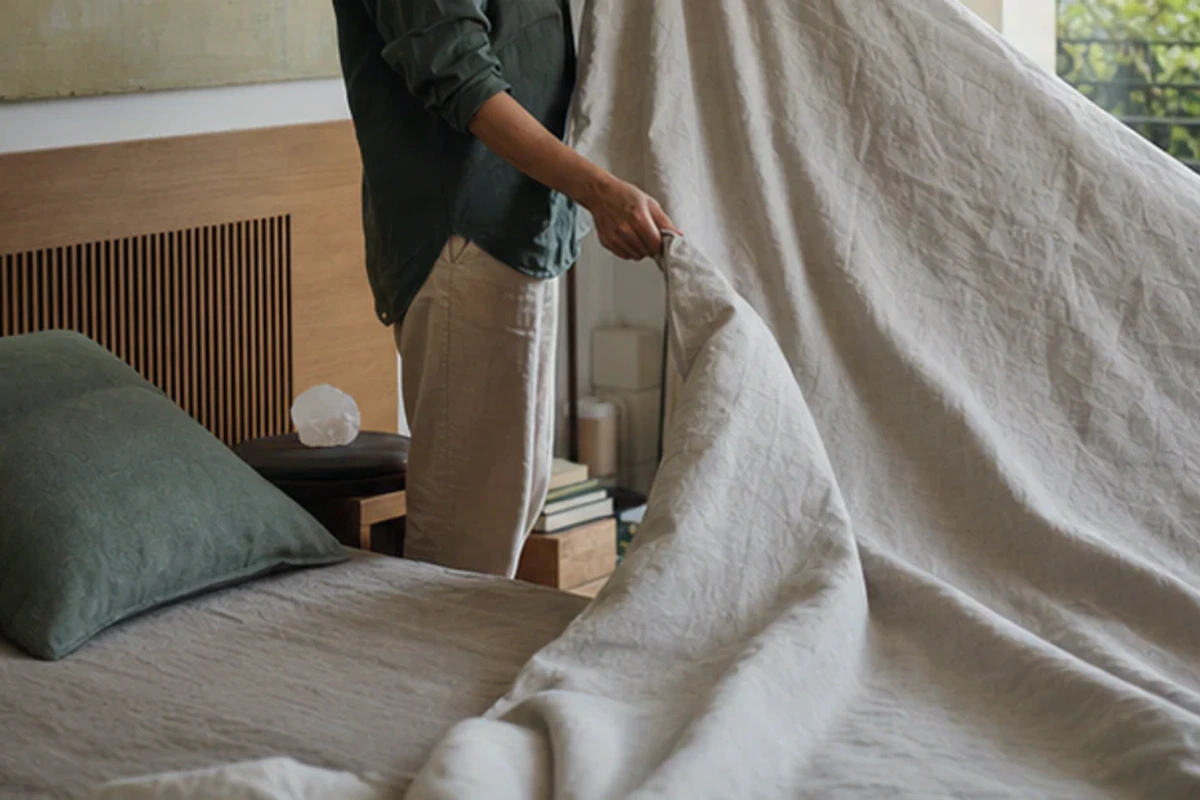 Ruhiger Alltagsmoment zum Ratgeber Seniorenbett für Allergiker nach einer bewussten Entscheidung rund um Allergie