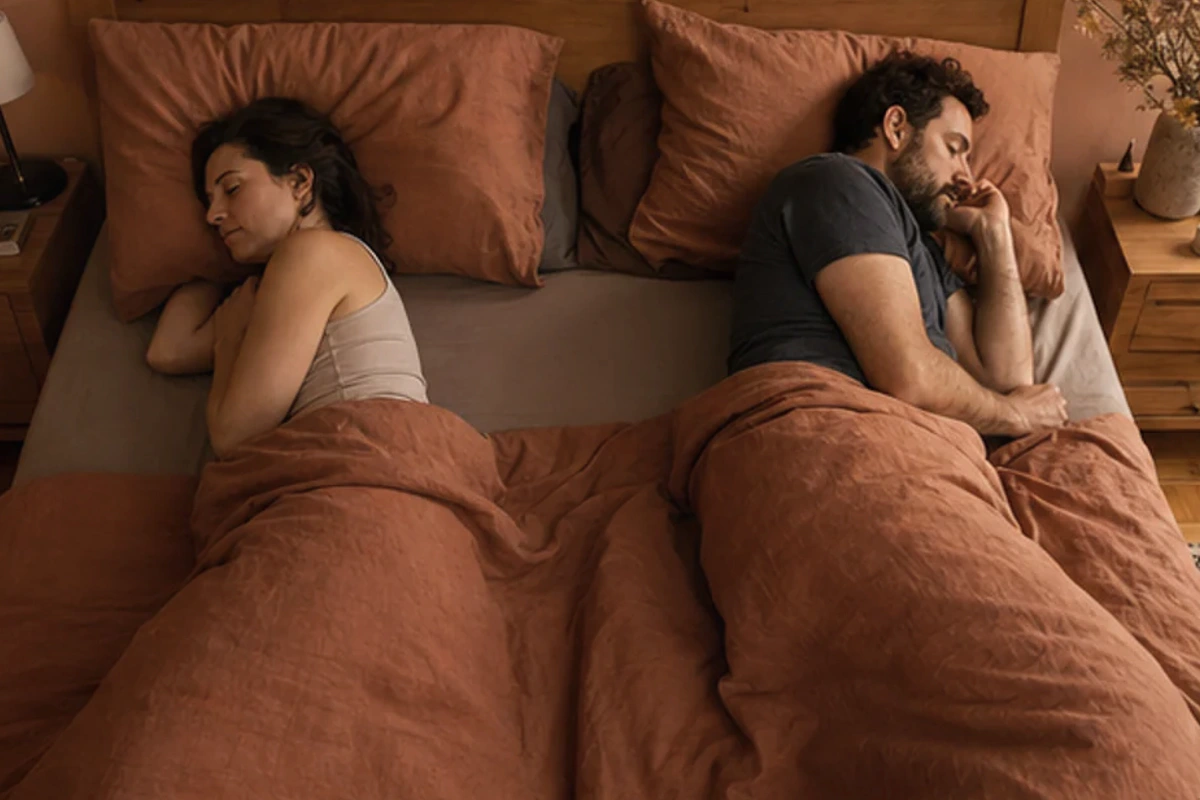 Authentischer Handgriff im Schlafalltag zu Seniorenbett für leichte Personen mit Blick auf Liegehöhe