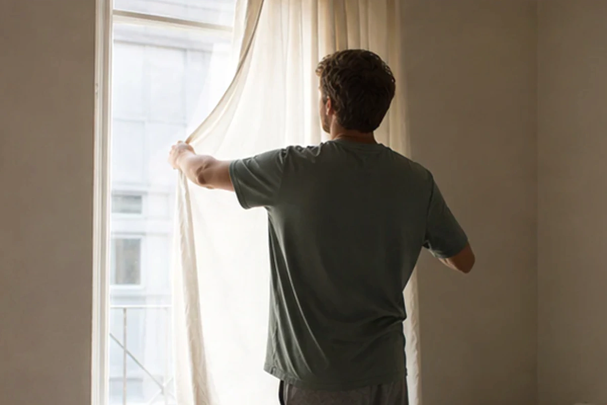 Ruhiger Alltagsmoment zum Ratgeber Seniorenbett für schwere Personen nach einer bewussten Entscheidung rund um Körpergewicht