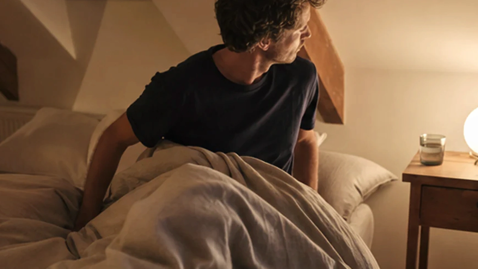 Ruhige Schlafszene zum Ratgeber beste Auswahl für minimalistisches Schlafzimmer