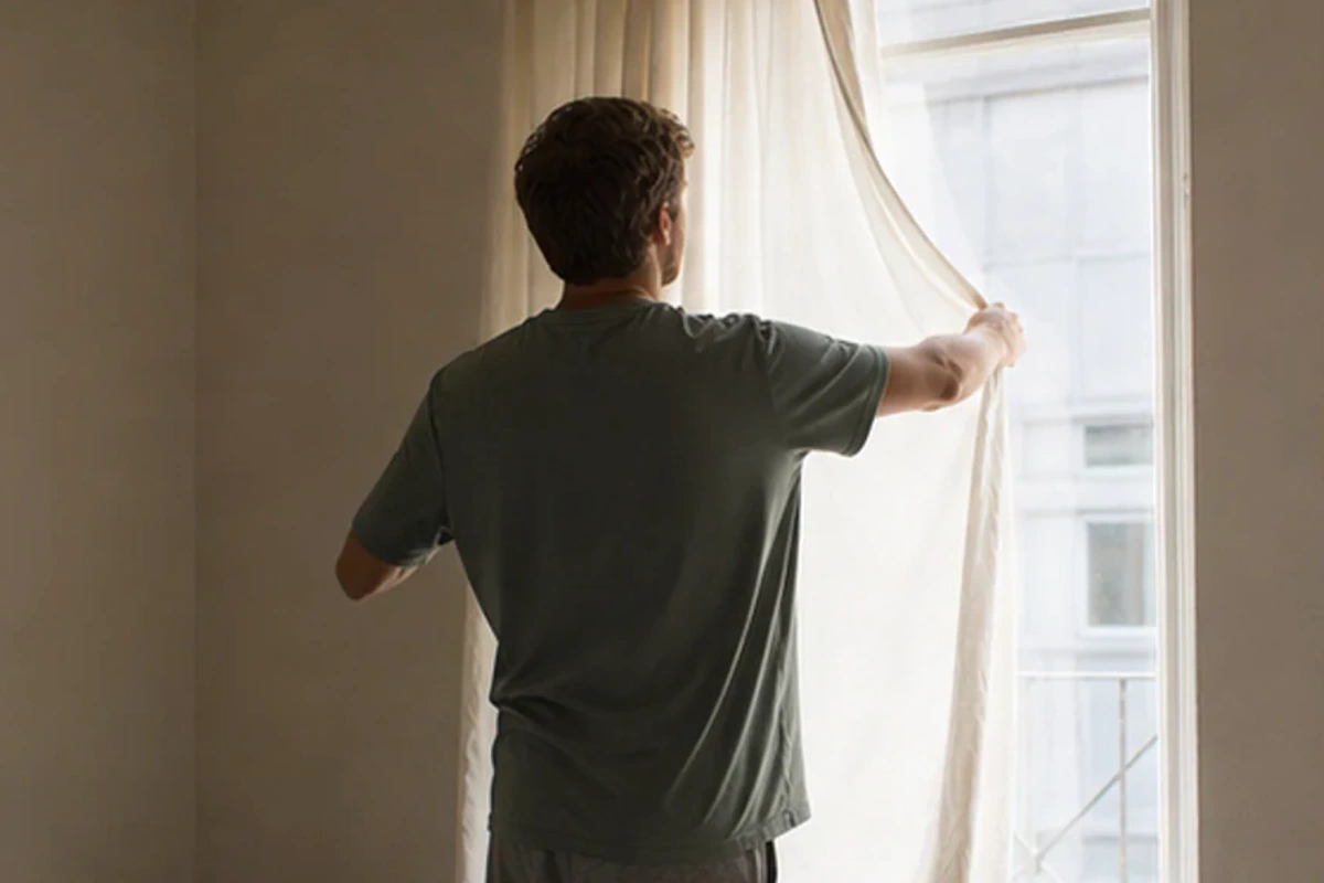 Ruhiger Alltagsmoment zum Ratgeber minimalistisches Schlafzimmer Übungen nach einer bewussten Entscheidung rund um Übung