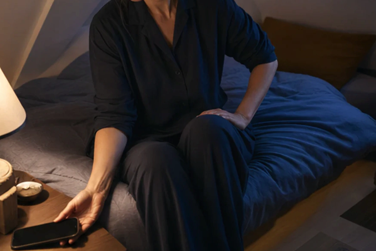 Ruhiger Alltagsmoment zum Ratgeber Schlafzimmer Farben senken nach einer bewussten Entscheidung rund um Reduktion