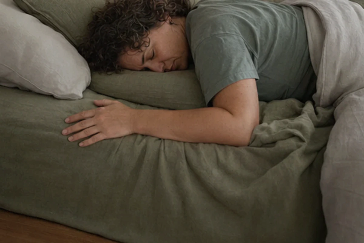 Ruhiger Alltagsmoment zum Ratgeber Schlafzimmer im Dachgeschoss Routine nach einer bewussten Entscheidung rund um Routine