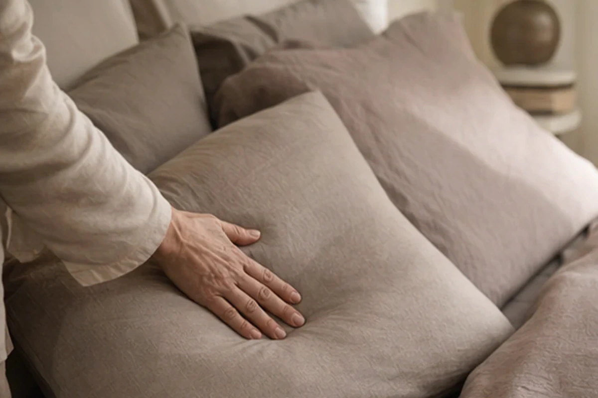 Authentischer Handgriff im Schlafalltag zu Schlafzimmer Luftfeuchtigkeit senken mit Blick auf Temperatur