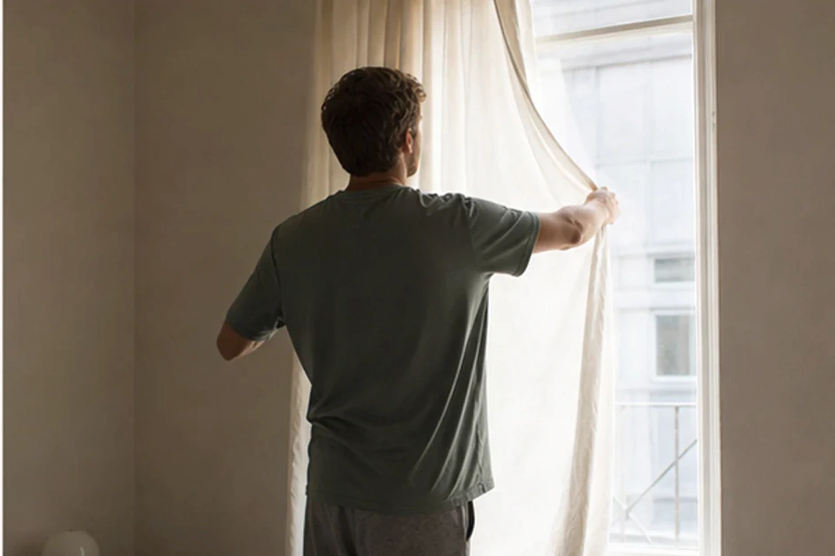 Ruhiger Alltagsmoment zum Ratgeber Schlafzimmer Verdunkelung Routine nach einer bewussten Entscheidung rund um Routine