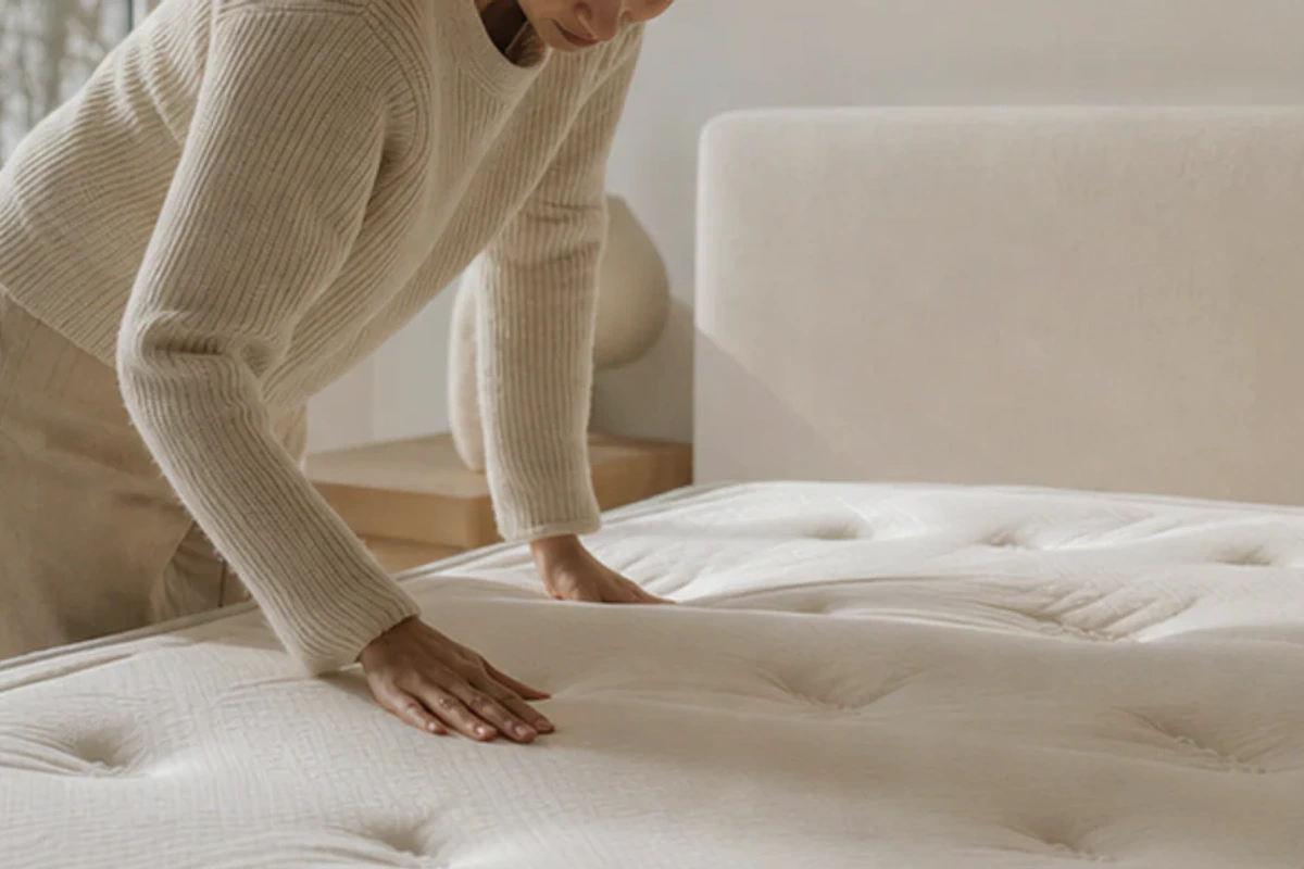 Authentischer Handgriff im Schlafalltag zu Schlafzimmer zur Straße richtig messen mit Blick auf Temperatur
